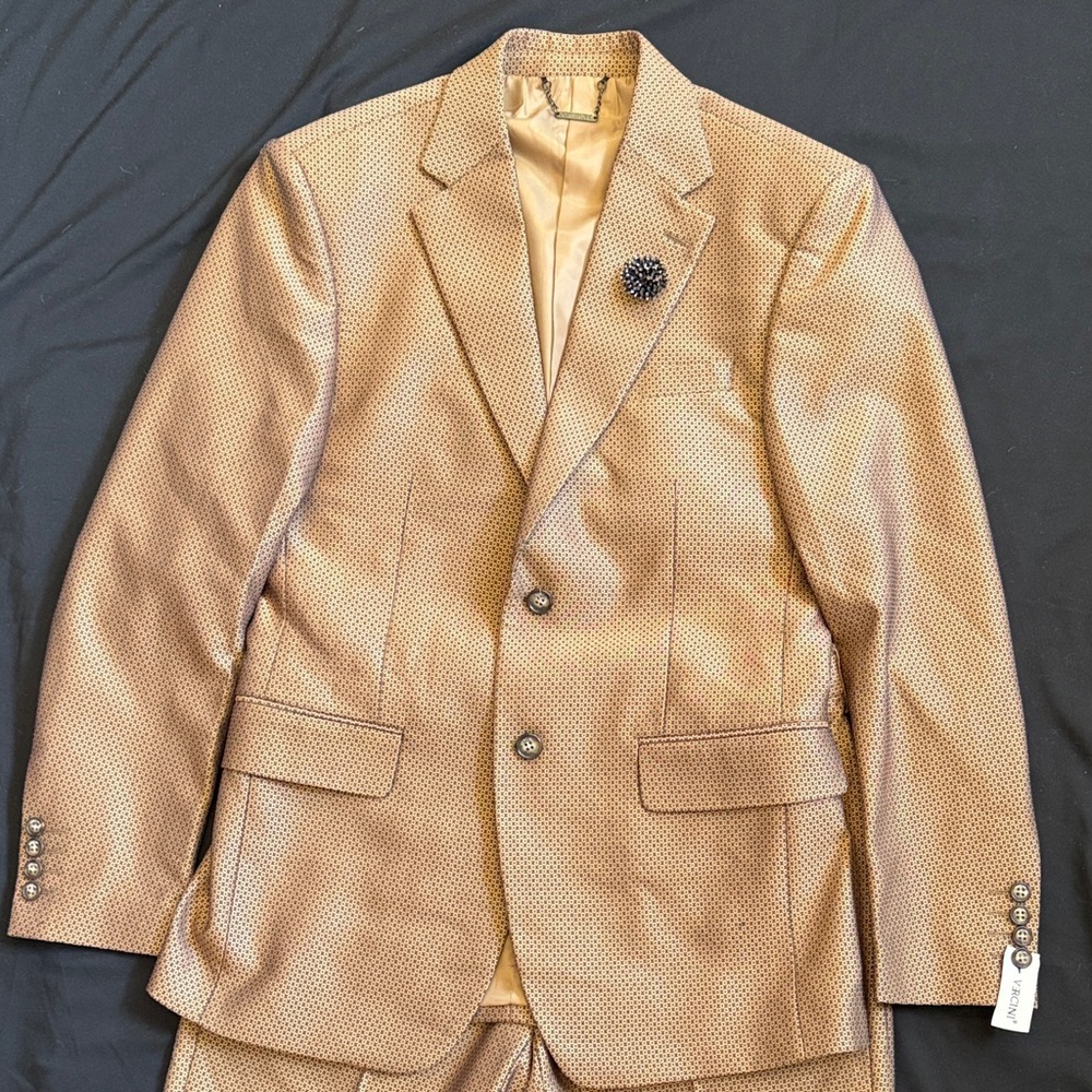 Elegant vintage Tan pattered Men's Suit two piece with brooch